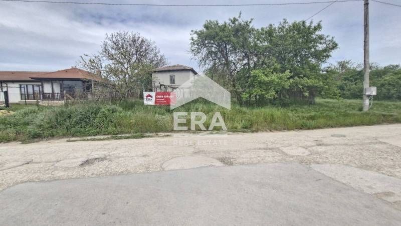 Ексклузивна къща с двор и стопанска постройка за продажба в близост до