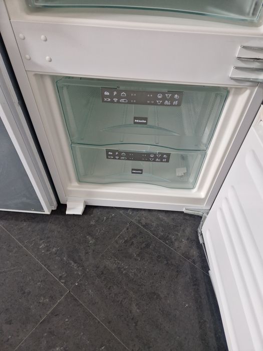 Хладилник за вграждане Miele A++