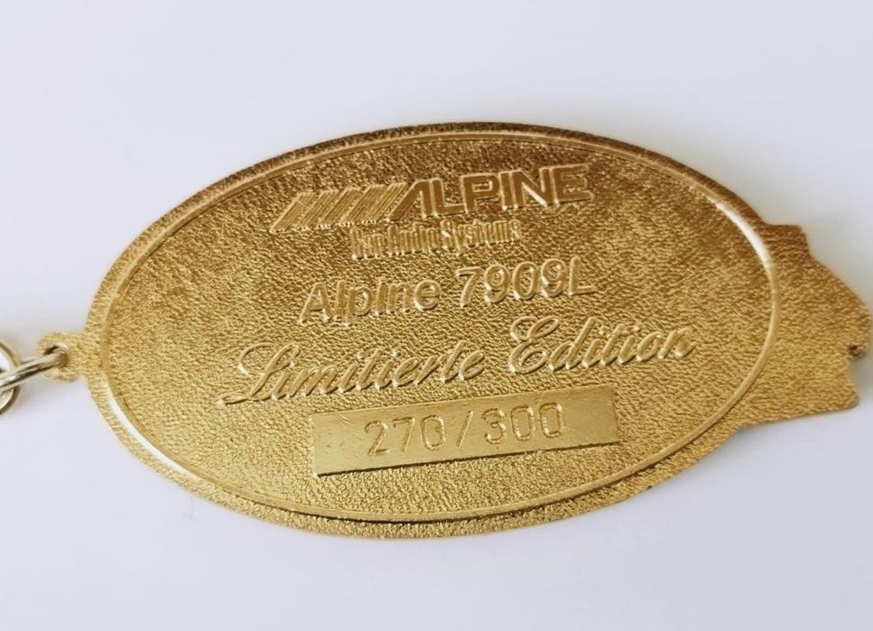 Brelocul Alpine 7909L in editie limitata, copii