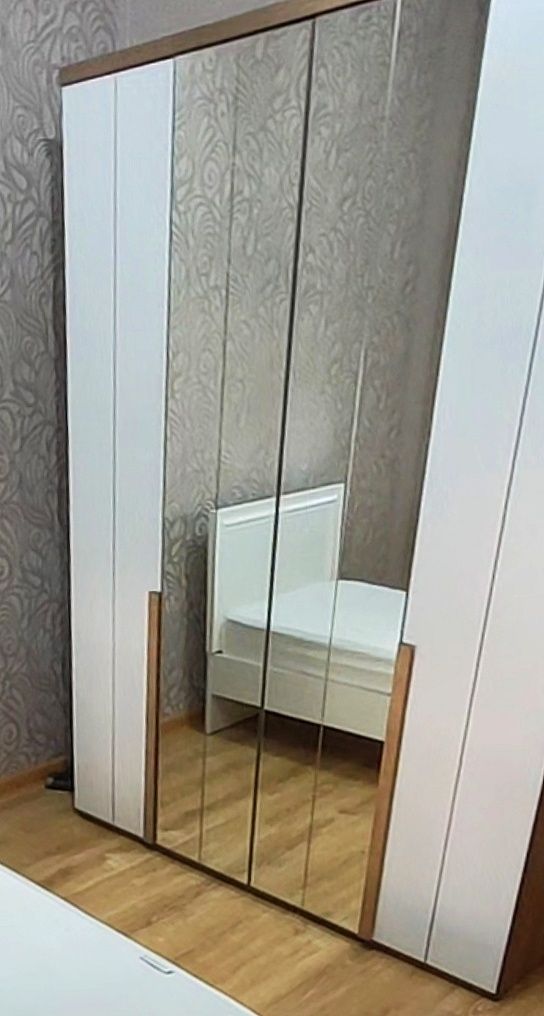 Шкаф белый спальный МДФ массив с зеркалом