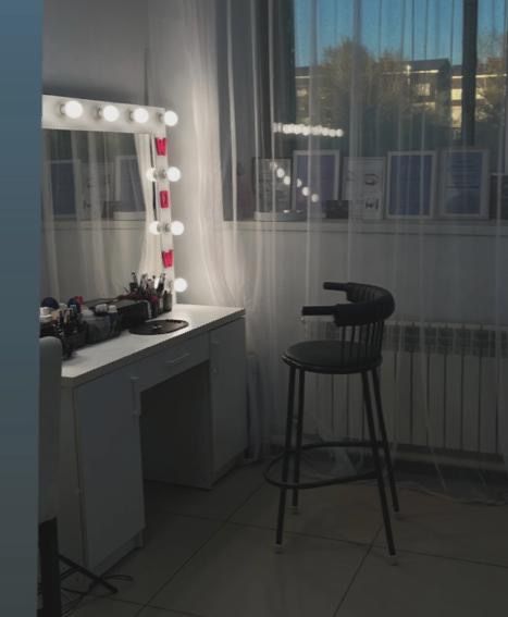 Столик визажный