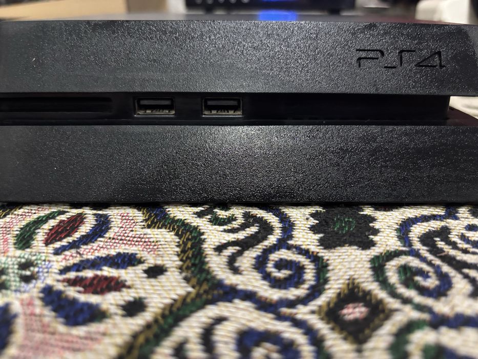 Продам игровую приставку пс4