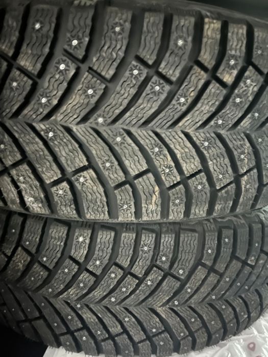 Продам зимнюю шипованную резину Michelin x-ice north 4