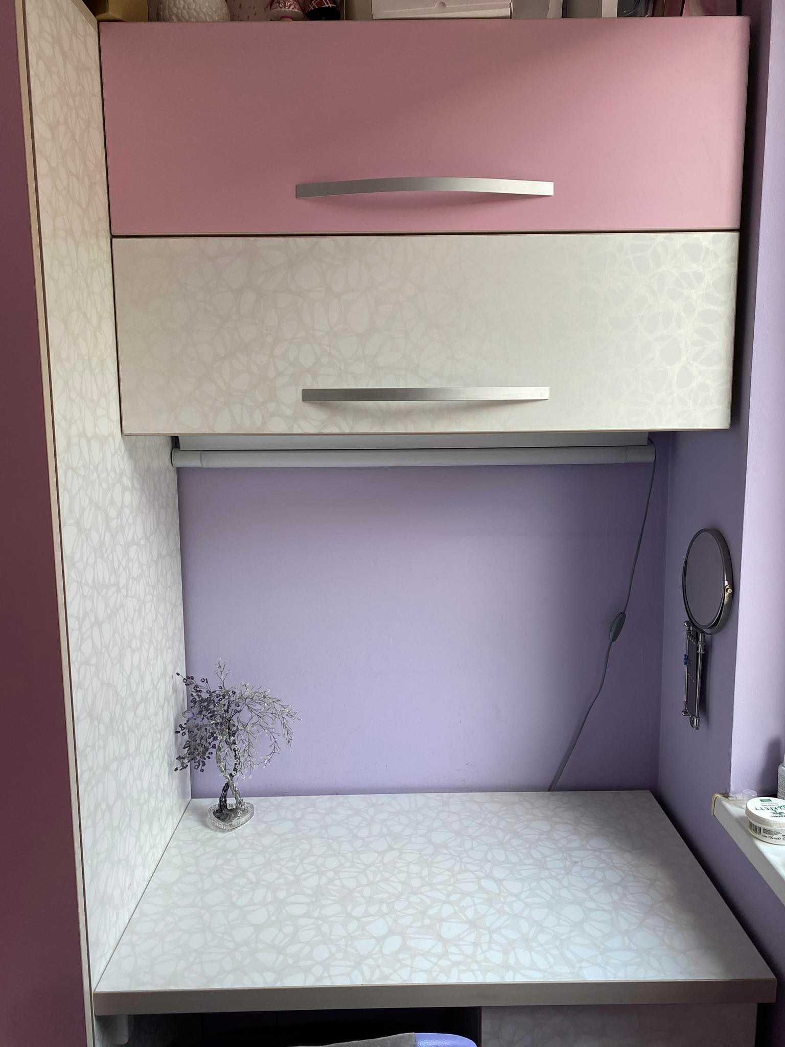 Гардероб за детска стая с бюро и шкафчета