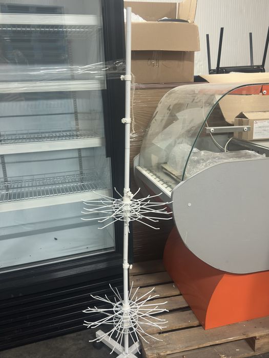 Обурудване за магазин . Рафтове , хладилници и еруги