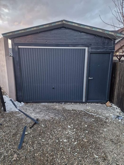 Vand garaj auto pe structura metalica