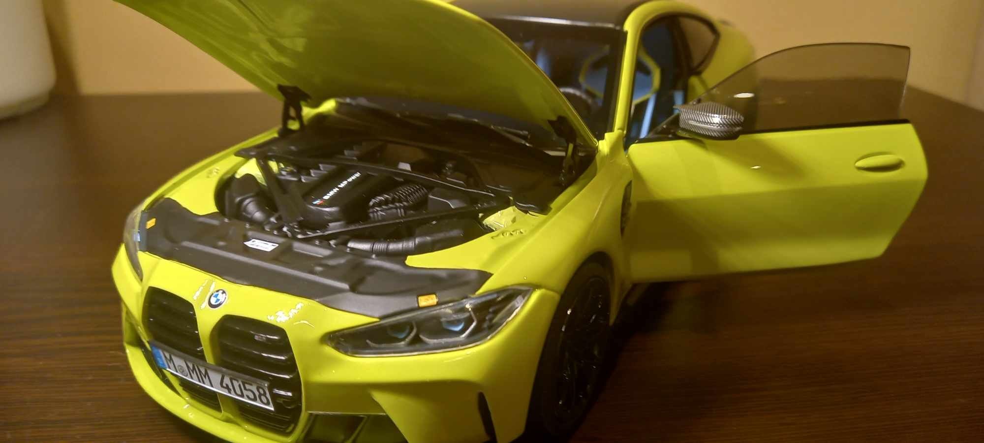 Продавам метална количка на миничемпс 1:18 чисто нова в кутия .