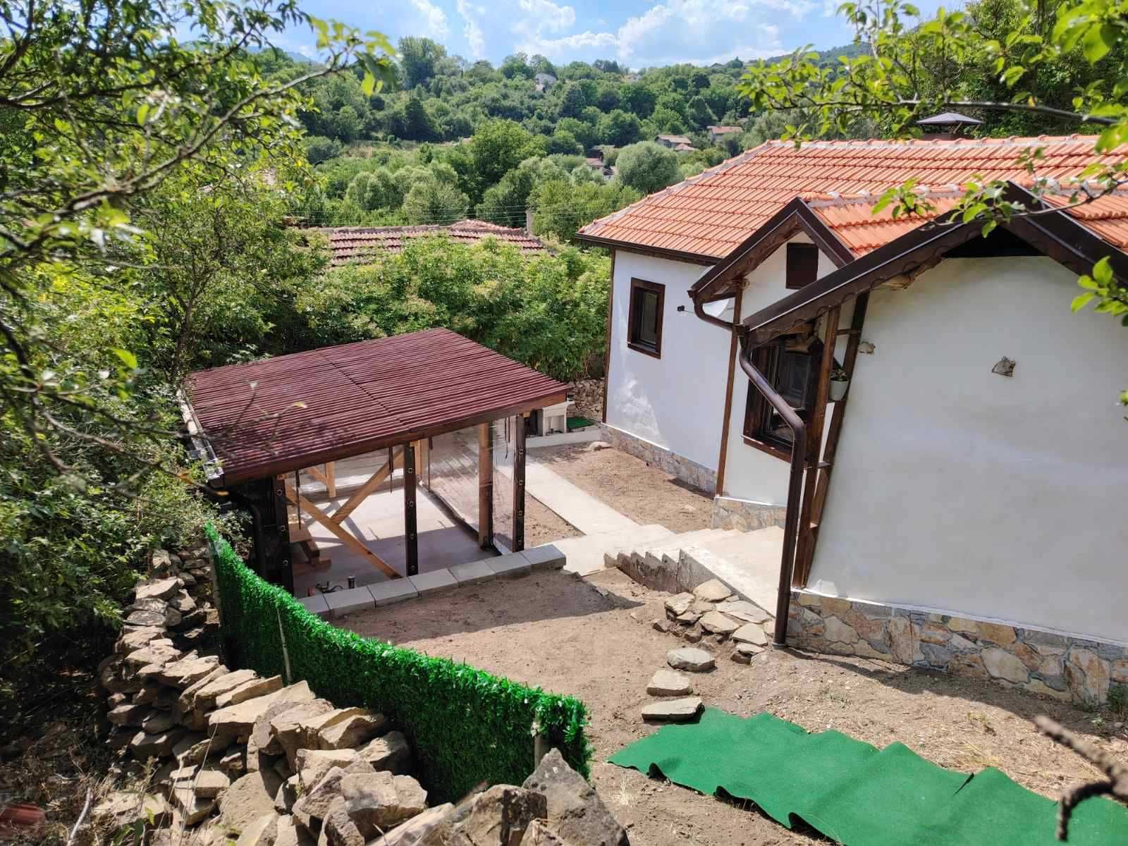 Реновирана къща, 80 кв.м, 760 кв.м. двор, на 55 км. от София