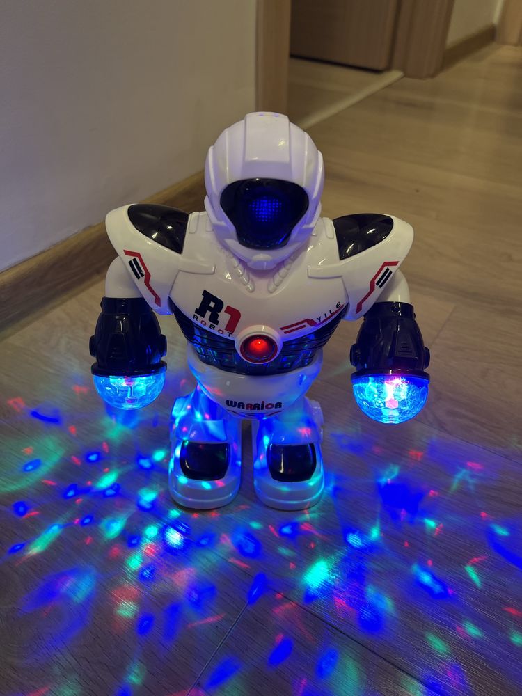 Robot interactiv cu sunete si lumini