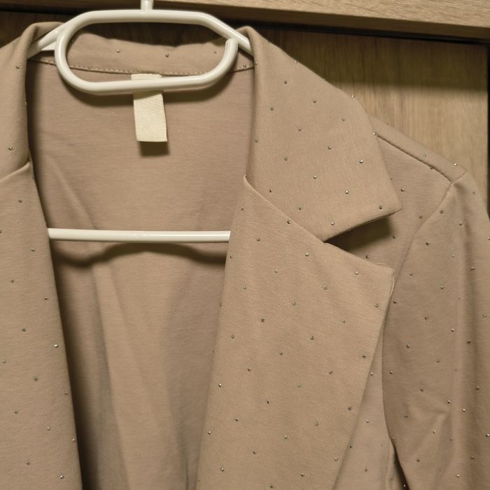 Бежово тънко сако с камъни