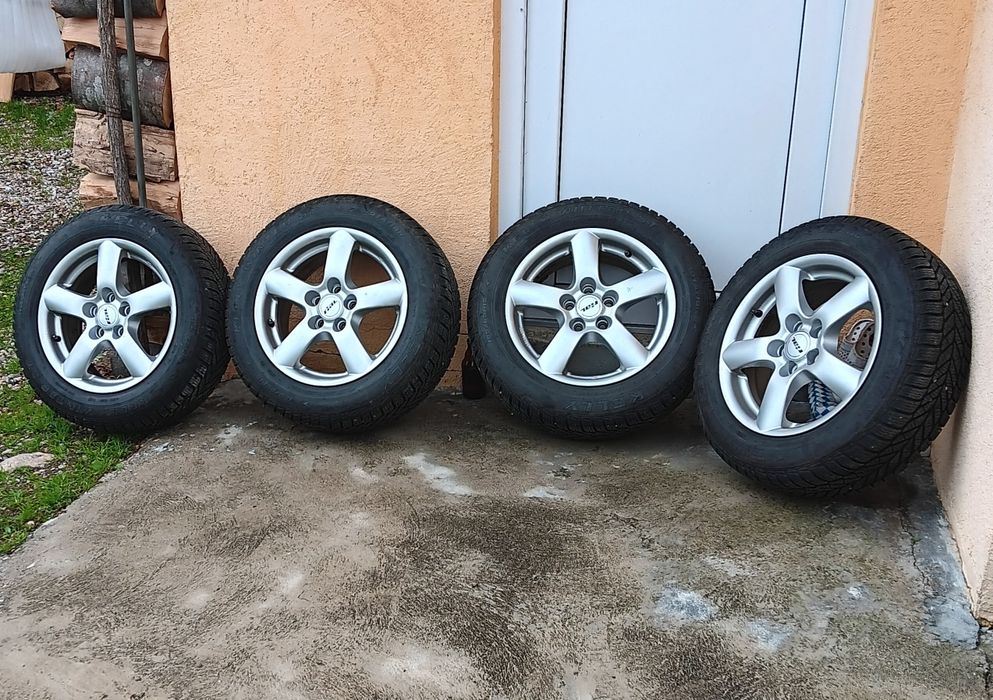 Vand 4 jante 10×5×15 cu anvelope MS aproape noi