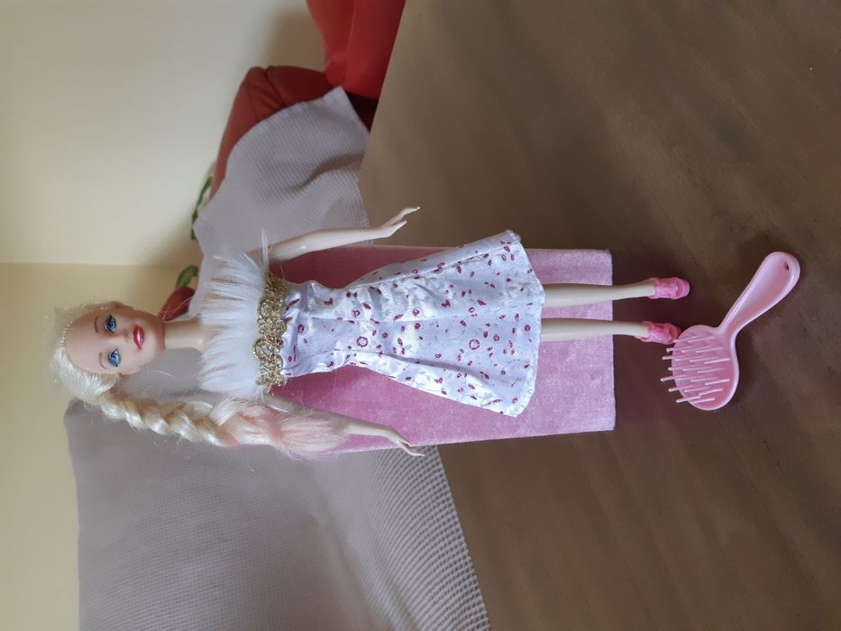 Много кукли и играчки