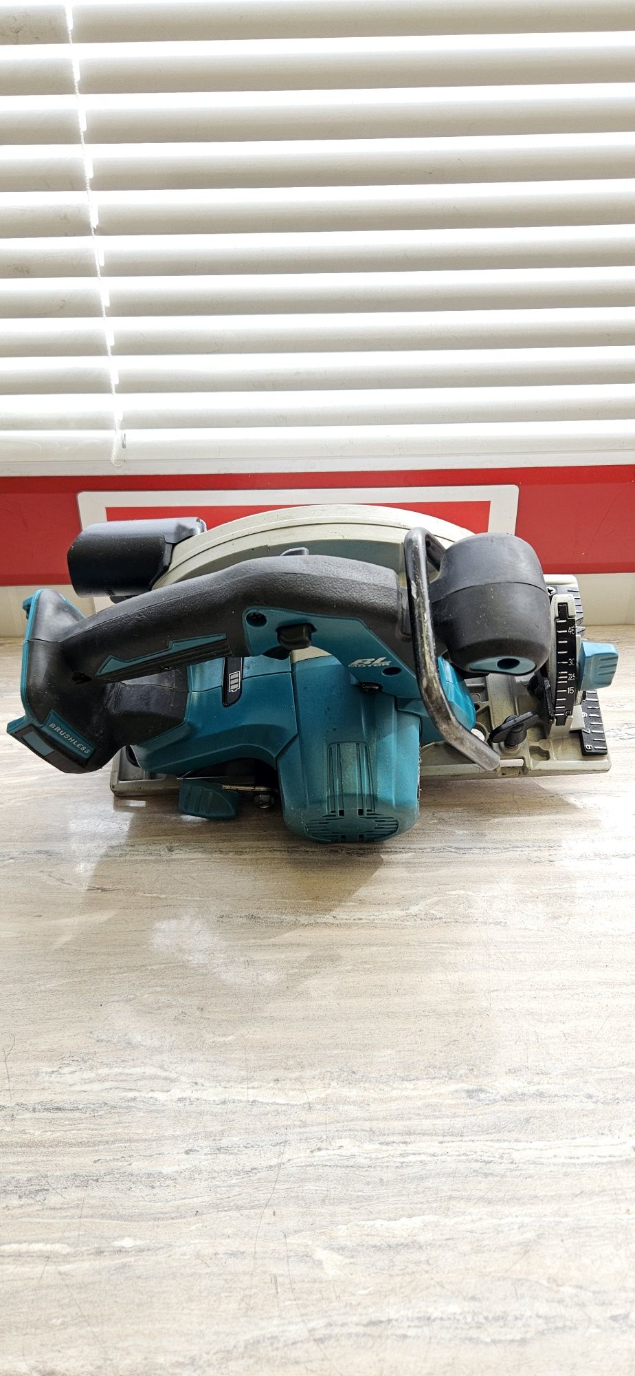 Makita Ръчен циркуляр DHS680