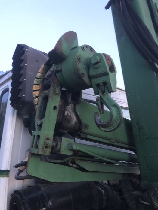 Camion cu macara basculabil