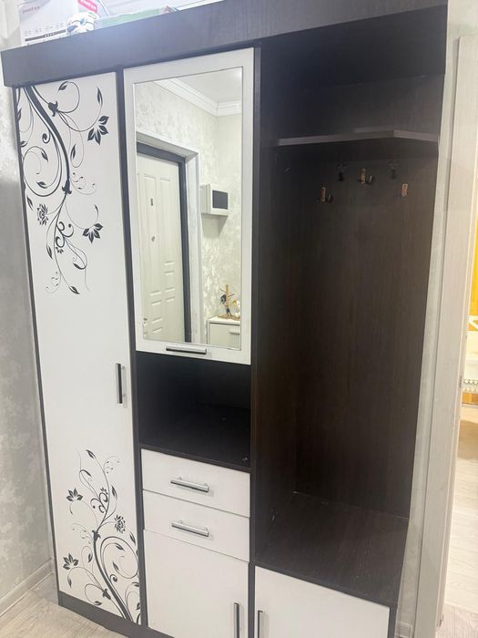 Продам прихожую шкаф.