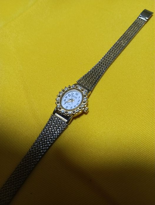 Bugor Quartz елегантен дамски часовник - 59 лв