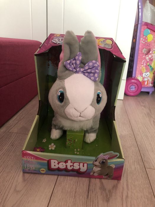 Интерактивно зайче BETSY
