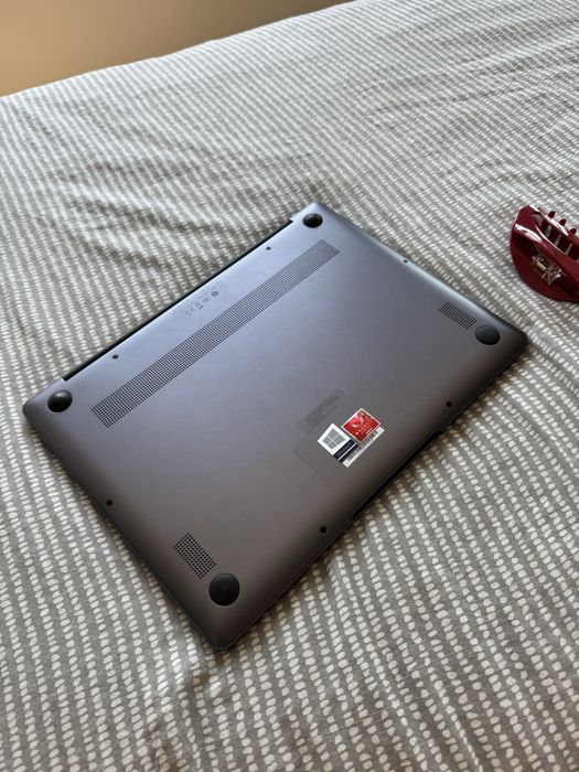 Huawei MateBook 13 – Ryzen 5, 8GB RAM, SSD rapid – Elegant și ușor
