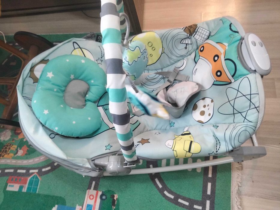 Balansoar pentru bebeluși cu sunete și vibrații