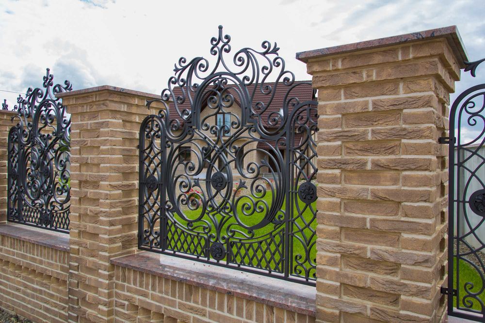 Garduri și porți metalice la comandă – pentru case moderne și elegante