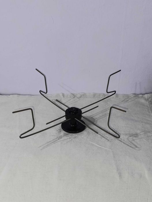 Прибор для перемотки ниток для вязания.