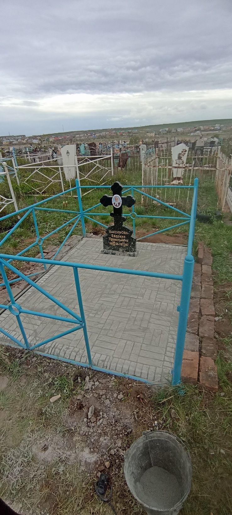 Укладка брусчатки на кладбище, установка памятника, уборка покраска