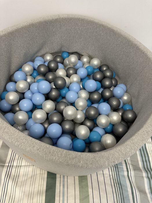 Piscina cu bile colorate