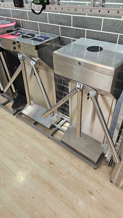 aeroport, stadion, vokzal, do'kon uchun tripodli turniket