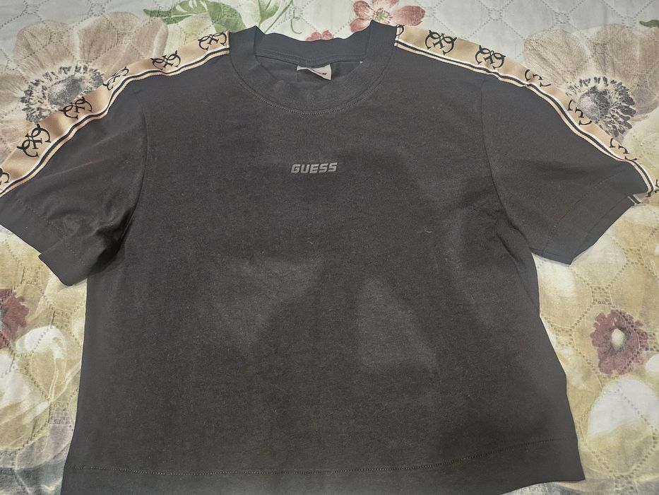 Черен екип на Guess.