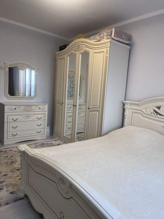 Спальный гарнитур(кровать, 2тумбы, комод с зеркалом)