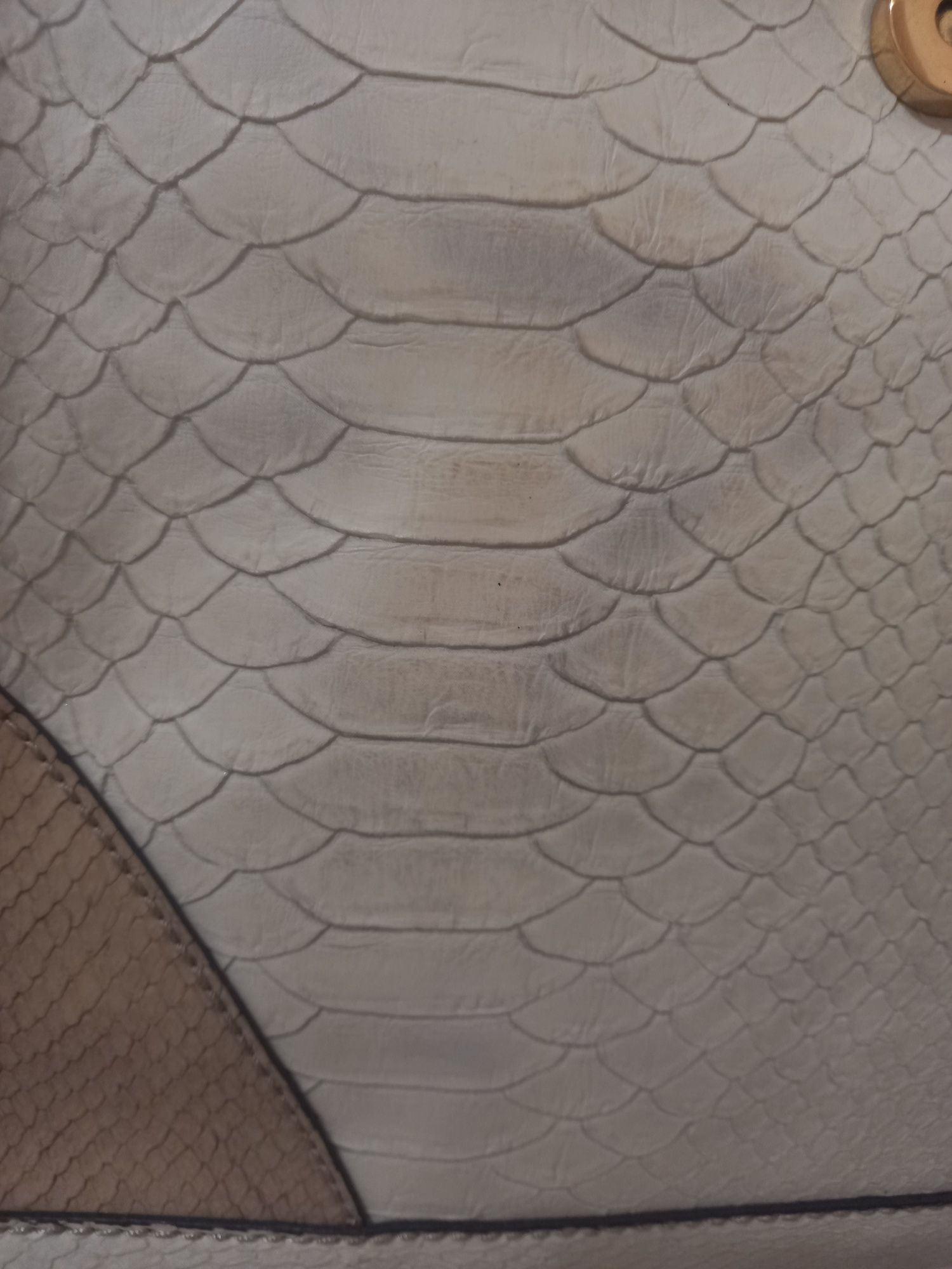 Нова чанта  GUESS