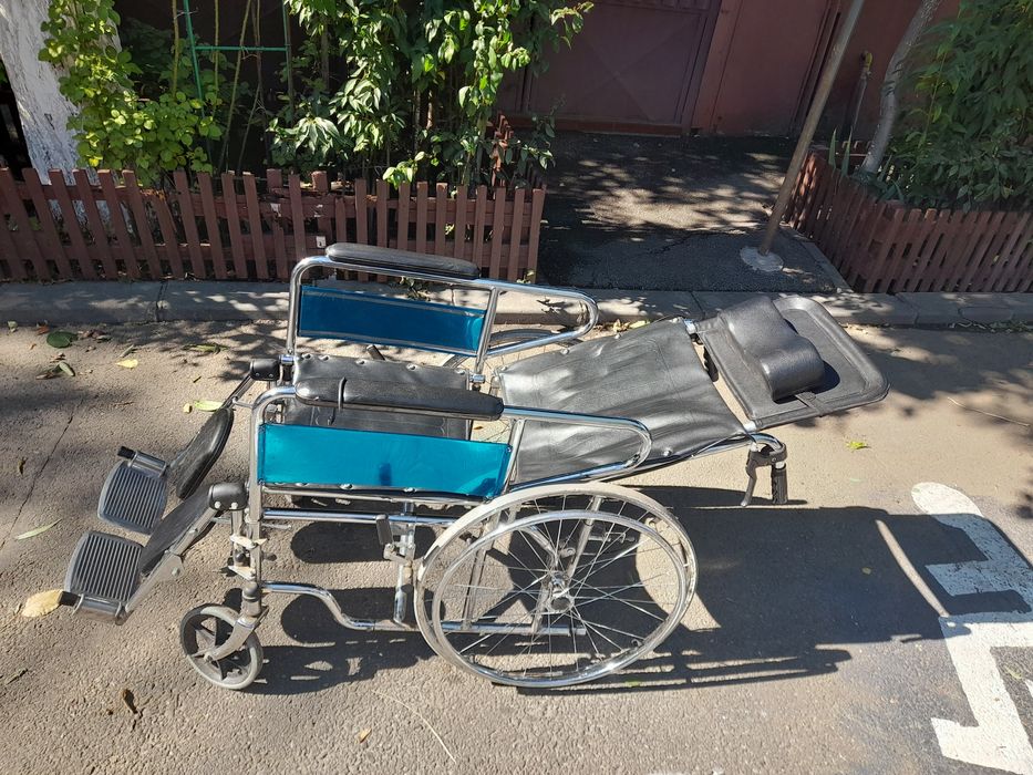 Vând scaun cu rotile pentru persoanele cu dizabilități