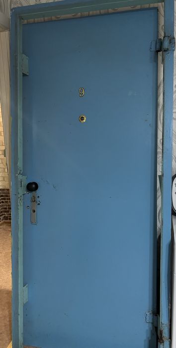 Продам железную дверь