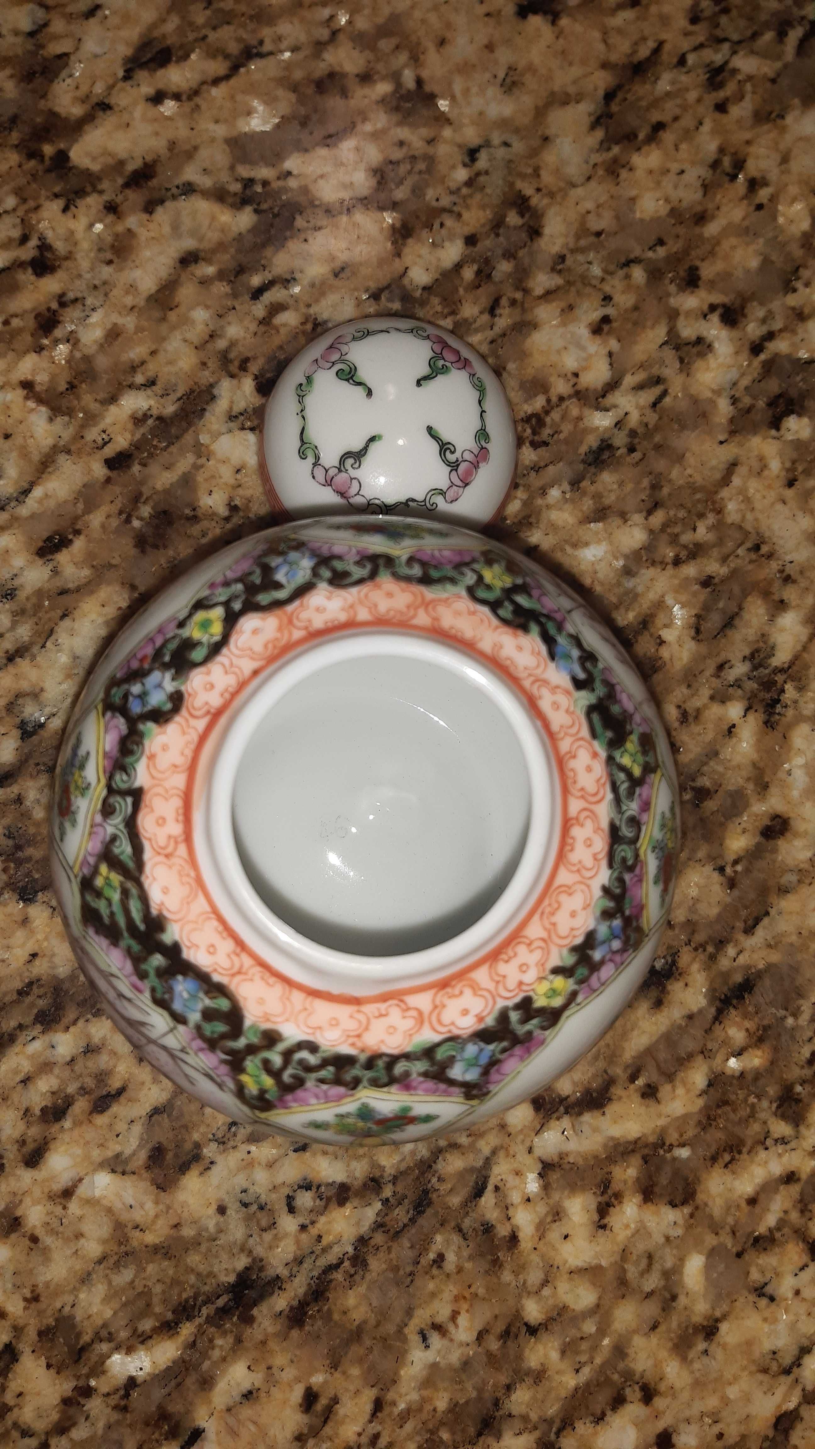 Винтидж съд с капаче с маркировка на Lotus Blooms Brand Porcelain