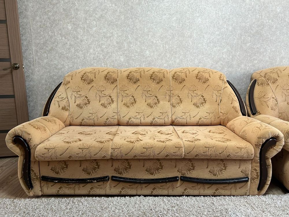 Набор мебели: 3-2-1, 2 дивана и кресло.