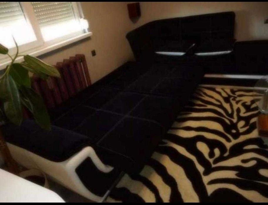 Диван подарявам има следи от употреба