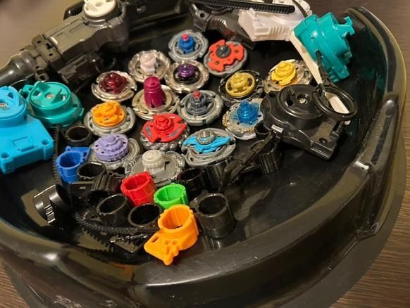 Vând set 15 Beyblade și arenă