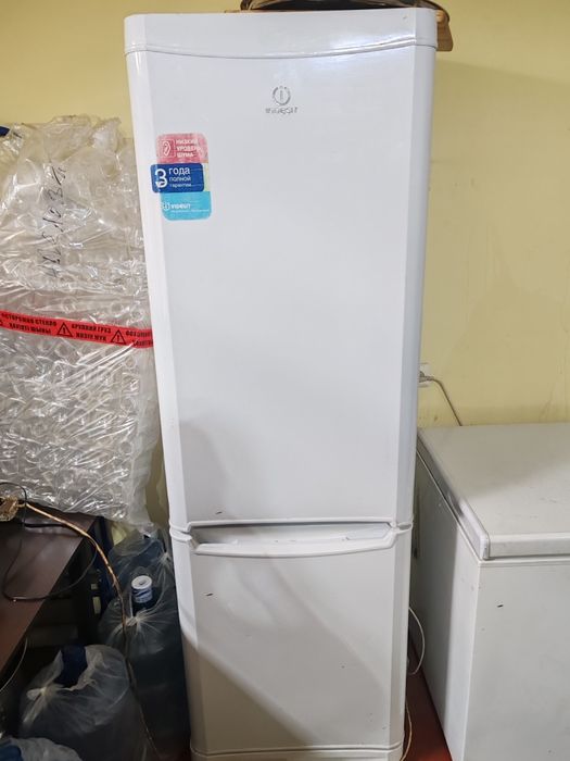 Продам холодильник indesit