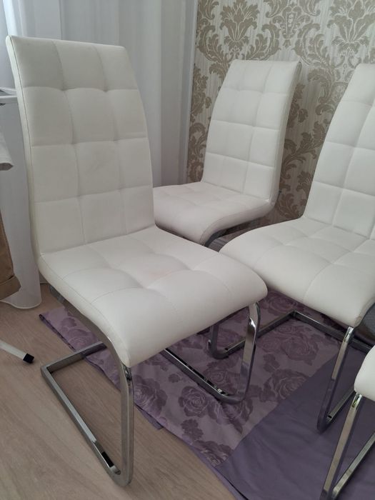 Patru scaune piele alba