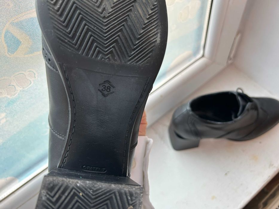 Елегантни дамски обувки от естествена кожа