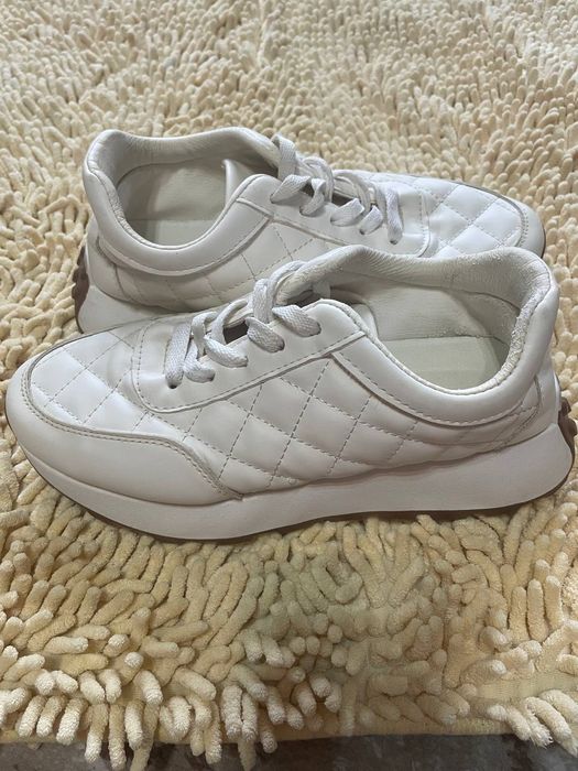 Стильные кроссовки