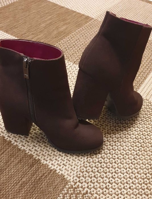 Ghete maro din piele întoarsă Benetton, mărimea 36, cu toc comod