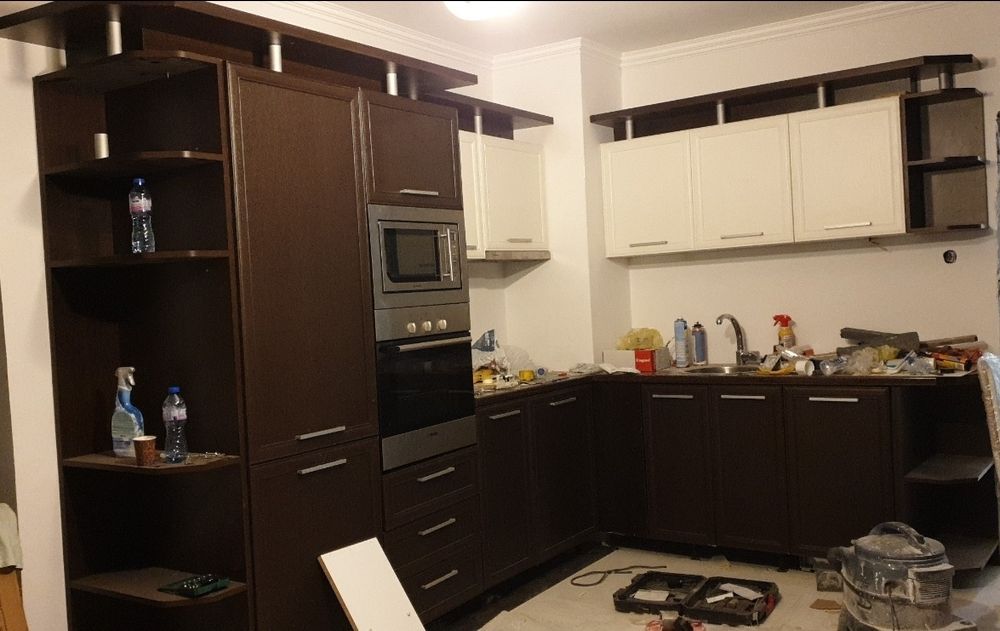 Ъглова кухня с кухненско обзавеждане