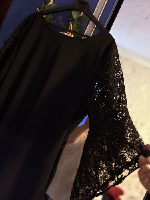 Rochita neagra cu maneci evazate