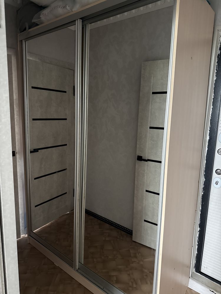 Прихожый бу с зеркалом купе очень вместимый