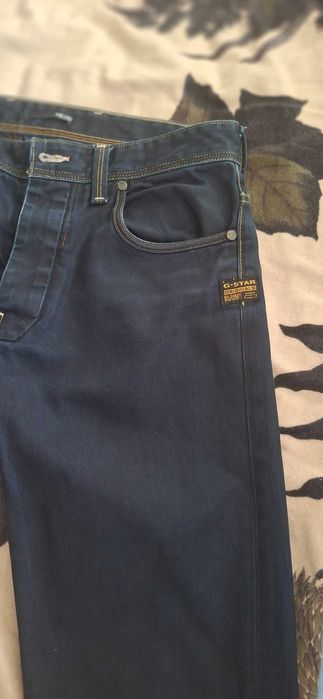 Дънки G-Star смалък дефект ,който не се вижда при носене.