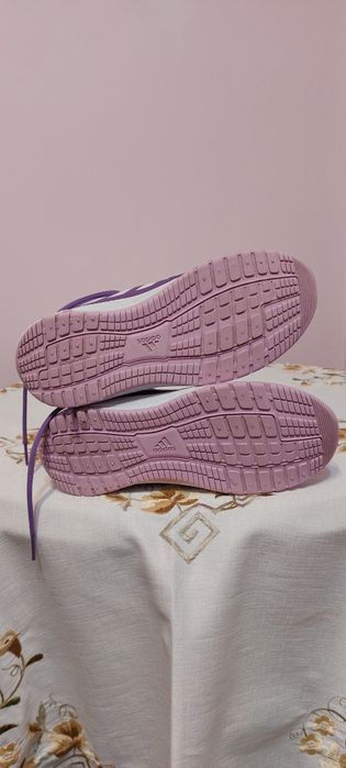 Дамски маратонки адидас. Чисто нови. С кутия.