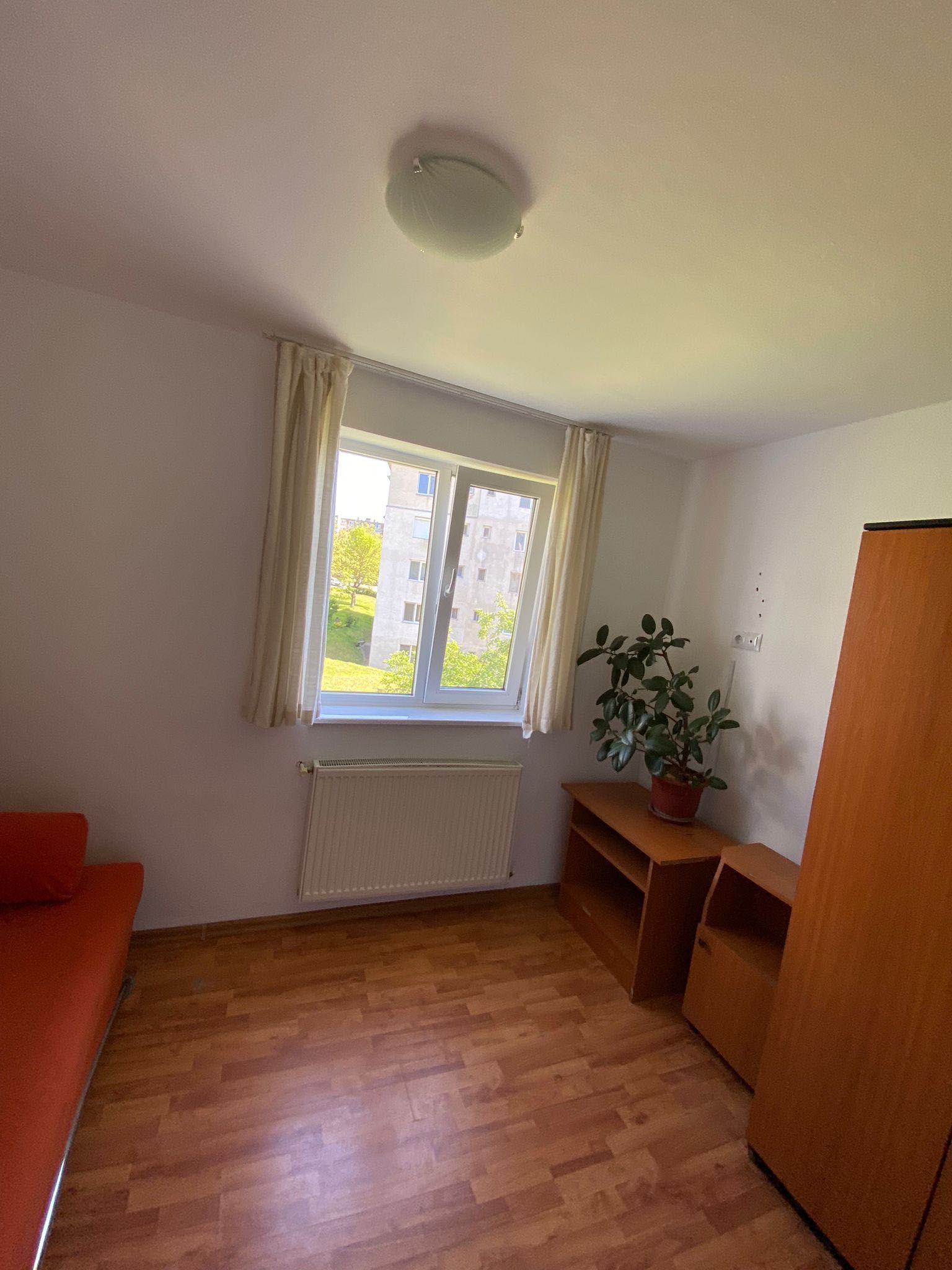 Închiriez apartament cu 2 camere.