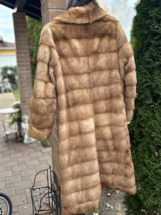 Vând palton din blana naturala din Vizon