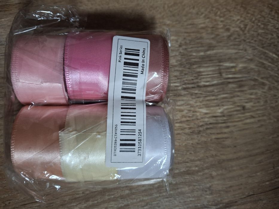 Сатенени ленти и рози фоам